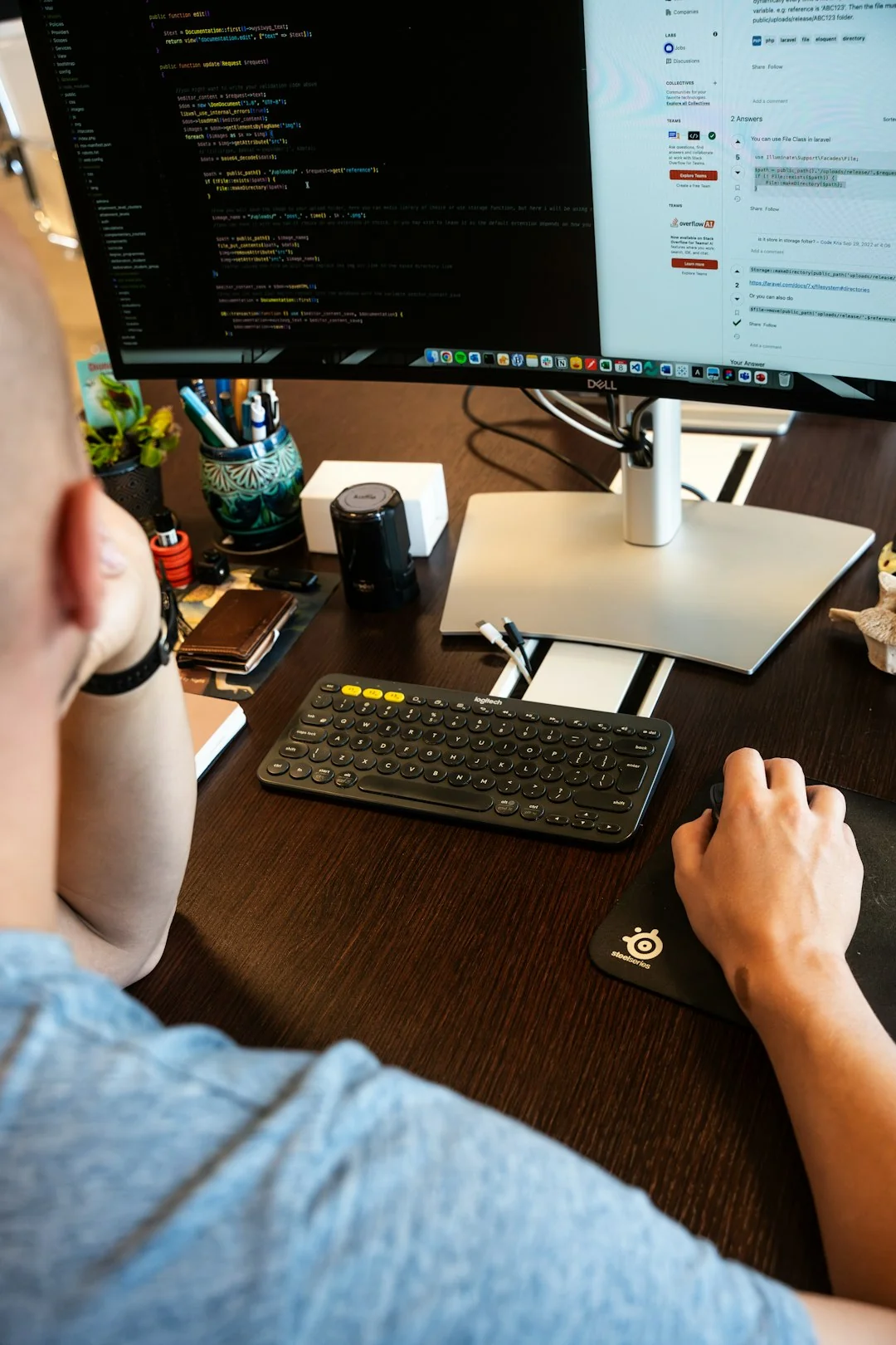 Un homme utilise un ordinateur portable à l’intérieur pour analyser un graphique des tendances du marché boursier affiché à l’écran.